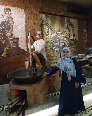 Foto ini membuktikan saya memiliki kemampuan memegang panci dalam keadaan panas 😀😂. Pasti nggak ada yang berani selain saya 😀 . .  #lidbahaweres #museumjenangkudus #kudus #clozetteid #islamicquotes #family