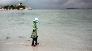 Bermain air di Pulau Lengkuas, Belitung #lastpost📷
#play #kids #clozetteid #happyme
#beach