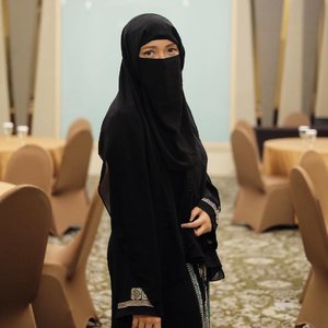 Bukber hari ini tema-nya Middle Eastern. Berhubung punya atribut dari Arab, jadi sekalian aja dandan totalitas. 🙈🙈🙈
.
📸 by @hamzahnasution
.
.
#ootd #clozetteid #middleeastern #fashion #instafashion #hijab @worldofxion #breAXfasting