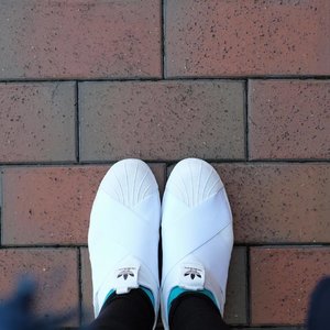 My comfy shoes ❤️...#travel #traveling #travelgram #instatravel #travelphoto #cKtrip #chikastufftrip #fashion #instafashion #instashoes #shoes #adidas #adidasslipon #slipon #whiteshoes #cKjapantrip #osaka #japantrip #japan #clozetteID