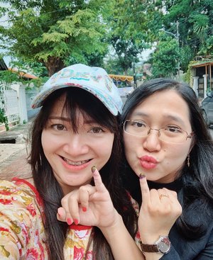 Aku dan kakakku sudah berpartisipasi dalam #pemilu2019. Apapun pilihan kami, kami tetap akuuuur! ❤️ #selfie #wefie #sibling #clozetteID #indonesia #vote #pilpres