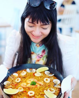 Makan Paella di @gastromaquia. Kalau memesan Paella ini butuh 45 menit untuk dimasak. Jadi harap sabar menunggu dan siapkan waktu kalau memesan ini. Rasanya? Enak dan degar dengan topping seafood. Ada yang topping lobster juga tapi lebih mihil tentunya.Baca review selengkapnya di bit.ly/reviewgastromaquia atau klik link di bio yah. :3.📸 by @chicme...#food #foodie #foodies #foodstagram #instafood #dailyfood #foodforthought #foodlovers #foodreview #clozetteID #ootd #paella #modernspanish #gastromaquia #foodreview #foodblogger