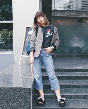 Yes, this jeans again! 😂 I'm all about character tees, denim, and outerwear. It's usually sneakers but not this time 🤣 #japobsOOTD
.
.
.
#clozetteid #fashionblogger #fashiondiaries #streetstyle #ootdindo #lookbookindonesia #cgstreetstyle #ggrepstyle #패션스타그램 #스트릿패션 #오오티디 #패피 #今日の服 #コーディネート #今日のコーデ