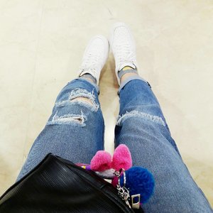 The only jeans I'm wearing because another ones are too tight 😂😂😂
.
.
.
#clozetteid #bloggerblast #fbloggers #fashionblogger #bbloggers #indofashionpeople #fashiongram #lifestyle #fashionbloggerstyle #fashioninfluencer #shoesoftheday #whitekicks #rippedjeans #ファションブロガー #패션스타그램 #스타일 #패피