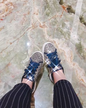 My favorite blink blink shoes 💖
.
.
.
#clozetteid #shoesoftheday #fashiondiaries #sotd #sneakers #ggrep #fromwhereistand