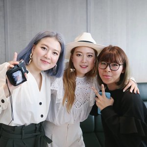I've never thought I'd come to any Influencer meet n greet 😂😂 Love watching their videos 💖🦄 .
.
.
#clozetteid #fashionblogger #beautyblogger #q2han #influencer #beautyvlogger #beauty #fashion #패션 #뷰티 #뷰티스타그램 #패션스타그램 #뷰티블로거