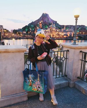 The cleaning ojisan was so good in taking photos! 👴💖 I can say it's no problem at all to go to Disneysea/Disneyland alone! 😆
.
.
.
#clozetteid #disneysea #tokyodisneysea #tokyodisneyresort #japanloverme #japantrip #BigDreamerInJapan #ggrep #solotraveler #abmtravelbug #theglobewanderer #japanguide #japanlover #japan #tokyo #travelbloggers #fashionbloggers #ootd #今日の服 #東京ディズニーシー #여행 #여행스타그램 #일본여행