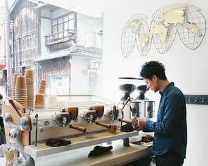 おはようございます！Had some morning coffee at @arabica.coffee Kyoto ☕
.
.
.
#clozetteid #BigDreamerInJapan #travelblogger #fashionblogger #travelblog #traveler #travel #wanderlust #arabicacoffeekyoto #arabicacoffee #kyoto #kiyomizudera #higashiyama #japanloverme #japantravel #여행 #여행스타그램 #쿄토