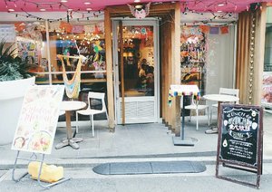 👉 Swipe for more pretty front store I found at Shimokitazawa 💖 You can read the full post on #bigdreamerblog 😊 Link in bio!
.
.
.
#clozetteid #japanloverme #ggrep #travelblogger #frontstore #shimokitazawa #BigDreamerInJapan #japan #tokyo #ilovejapan  #japantravel #travel #wanderlust #travelblog #travelgram #theglobewanderer #japantrip #여행그램 #여행 #여행스타그램 #인스타여행 #일본여행 #旅日記 #旅行