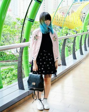 I just love how an outerwear can change the whole look 😋
.
.
.
#JWX2017 #JWX2017XOOTDINDO @ootdindo @japanwaveexpo #clozetteid #fashionblogger #fbloggers #fashioninfluencer #looksootd #cgstreetstyle #lookbookindonesia #sukajan #harajuku #ootd4nylonjp #スカジャン #ファションブロガー #今日の服 #今日のコーデ #파워블로거 #패피 #패션블로거 #얼짱