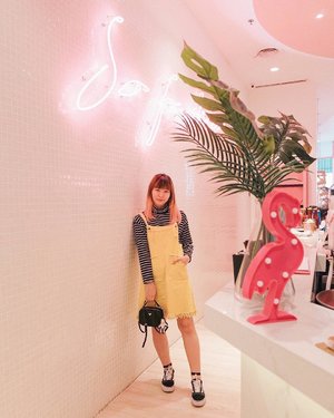 It’s not about brand, it’s about style. Well, I pretty much just wear whatever I want 😅😅 This yellow overall and stripes top are unbranded, bought the Mickey Mouse bag from ebay, but for sneakers I go with nice brand because comfy shoes is very important 🤔 #japobsOOTD
.
.
.
#clozetteid #fashionblogger #ootdindo #lookbookindonesia #ootdindokece #outfitoftheday #styleinspo #ootd4nylonjp #wearjp #ootdbloggers #패션 #패션스타그램 #스트릿패션 #오오티디 #今日の服 #今日のコーデ #ファッション #ファッションコーデ