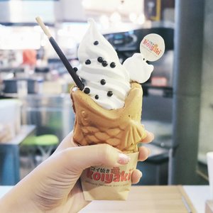 There is always room for dessert 💖
.
.
.
#clozetteid #foodgram #taiyaki #icecream #ggrep #instafood #foodblogger #lifestyleblogger