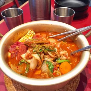 Ramyun or Ramyeon nya super peddeeesss tapi 👌🏻 /// Corn tea nya rasanya 🤔
.
Lumayan lah ngantri sampai bisa shopping dulu karena bisa lihat di website nya udah nomor antrian berapa..
.
Makanannya enak, pelayan laki laki nya gak ada yang tanggap. Satupun request ku gak ada yang ditanggapi sampai akhirnya ada menu yang aku batalin. Service bagus hanya untuk para cewek👌🏻 .
#ramyun #ramyeon #korea #korean #koreanfood #noodle #foodporn #spicy #foodgasm #kimchi #instafood #ojju #ojjuindo #instadaily #instagram #newyear #corntea #iphone6plus #new #clozetteid