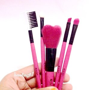 Got this Armando Carusso pinky mini brush set for beginner or travelling ✈️🚣💄 from @ayoubeauty and read the review + how to use brushes for makeup on 👉 http://beautyasti1.blogspot.com/2015/05/armando-carusso-mini-brush-set-review.html ❤️❤️❤️ DIRECT LINK IS ON MY BIO #clozetteid #beauty #cosmetics #brush #brushset #makeup #kuas #kuasmakeup #PINK #pinkbrushes #ayoubeauty #ArmandoCarusso #powderbrush #browbrush #eyeshadowbrush #cute #love #mini #travelling #beginner
