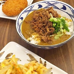 Curry Beef nya enak iniiih~ apalagi kalau di tambahin rawit nya tambah maknyus.. Alih alih wasabi, ini pakai rawit 🤔👌🏻 Mendingan rawit sih.. 😅
.
.
#marugameudon #foodporn #foodgasm #japanesefood #food #eat #yummy #delicious #lunch #instagram #like4like #follow #new #love #yayy #happy #weekend #saturday #curry #beefcurry #pondokindahmall #clozetteid #beef #rawit #caberawit #wasabi