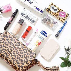 What's in my makeup pouch??? Read the full review on ==> http://www.beautyasti1.com/2015/09/kulit-sehat-dan-indah-dari-redwin.html LINK IS ON MY BIO. #clozetteid #redwin #redwinindonesia #australia #blogger #beautyblogger #sorbolene #review #tbt #love #likes #flatlay #pouch #makeup #skincare #beauty #lipstick #potd #picoftheday #photooftheday #photo #happy #smile #follow #victoriassecret #makeuppouch #new #instagood #instadaily