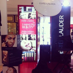Beauty in 3 minutes with Estee Lauder and China Regional Makeup Artist, Anson Zhong at @plaza_senayan #esteelauder #plazasenayan #beautyclass #beautyevent #beautyworkshop #clozetteid #mua #makeupartist #makeup #beauty #cosmetics #skincare #ansonzhong