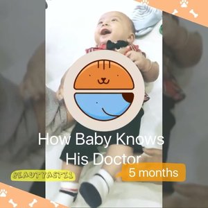 Ternyata menginjak umur 6 bulan bayi sudah bisa kenal dan mengingat DSA nya.. Awalnya sih layaknya sahabat, tapi lama lama sang bayi menaruh curiga.. Dalam hati Baby Lim : "Ko setiap ketemu bapak ini paha dede atit yaa" 😂😂😂 .
.

#baby #babyboy #babylim #babyvideo #babyanddoctor #clozetteid #bayi #doctor #instababy #justbaby #dsa #dokteranak #newborn