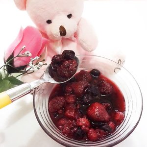 Ssssshhhh!! I'm feeding my Teddy 🐻 🍯 🍓 
Have a great weekend people on the internet 💁: 👶👦👧👨👩👴👵💀👽💩 #clozetteid #starclozetter #teddybear #bear #happy #weekend #saturday #photooftheday #berries #strawberry #blackberry #blueberry #healthtyfood #foodporn #diet #healthysnack #flatlay #new #love #red #follow #followme #frozenfruit #fruit #yay #healthy