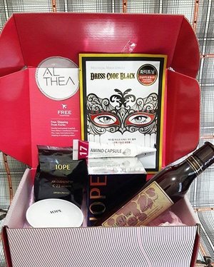 Wow 😍😍😍
The pretty pink box from @altheakorea has arrived..! Kaget banget! Nggak sampe 5 hari dari Korea ke Indo..
Packing nya juga rapi banget.. Semuanya produk nya dibungkus rapi dengan bubble wrap.. The products are IOPE Air Cushion XP C23, Innisfree wine peeling jelly softener, Mediheal mask dress, Amino Capsule 17 wine.. I can't wait to try them 😍😍😍
#review will be #comingsoon on #MeisUniqueBlog 
Stay tuned, #Uniquesss ! 😃

#bblogs #bblogger #peelinggel #indobeautygram #beauty #makeup #iope #cushion #instadaily #instalike #igers #innisfree #skincare #ibb  #clozettedaily #clozetteid #iopecushion #authentic #trusted #onlineshop #korean #onlineshopping