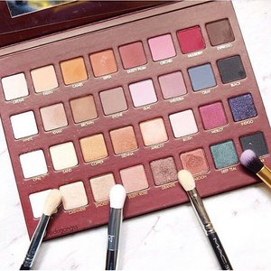I want this... XD Repost @dugongss so pretty this eyeshadow.. #beautyblogger #dugongss #sfs #beauty #makeup #korean #repost #followforfollow #clozetteid #clozette #dailypost #clozettedaily #lorac
