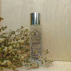 #Elizavecca Galactomyces Ferment Filtrate 100%

A 100% galactomyces ferment filtrate essence protect skin, helps balanced oil and moisture to tired skin. The ingredients written on the packaging of this product are galactomyces ferment filtrate 100%, meaning that this product has no content other than galactomyces.

This product is very fast to absorb because it has a liquid texture like water (there is a video on the last slide). This product also has no fragrance or maybe because I can't smell it hehe :D

Opinion : I've been using it for about 2 weeks. I use this on the step toner because the liquid texture is not like essence in general which is slightly thicker. After wearing, I feel my face is fresher and more moist.

#koreanskincare #skincarekorea #skincareroutine #skincare #skincarejunkies #clozetteid #lianaekacom #beautiesquad #idskincarecommunity #hbbv #kbbv