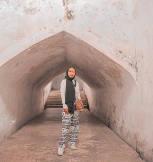 Melewati lorong yang gelap untuk menemukan keindahan.#tamansarijogja #explorejogja #jogja #yogyakarta #outfitummu #hijabootd #clozetteid