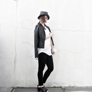 Black-and-white always looks modern, whatever that word means.#Clozetteid #OOTD