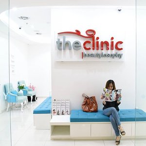 I'm on @theclinicid @thecliniccp Thanks for having me. What the treatment I did 3 days ago? Just wait for my treatment's report on blog, as soon as possible. I'll tell you every.single.things about it. Happy Friyay! 📷 @samseite

#clozetteid #skincare