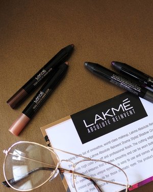 Introducing my current favourite eyeshadow, @lakmemakeup Drama Stylist Shadow Crayon. The best eyeshadow crayon so far. It has creamy texture, smooth, smudge proof, crease proof, no powdery, pigmented, and longlasting. Available in 4 shades : Purple, Pink, Bronze & Grey. Get these product at lakmemakeup.co.id #lakmegoestolondon
.
.
.
.
.
#like #instagood #photooftheday #follow #instalike #instamood #picoftheday #instadaily #bestoftheday #igdaily #followme #webstagram #instamood #picoftheday#bestoftheday #instadaily #igdaily #instagramhub #instacool #me #photo #clozetteid #makeup