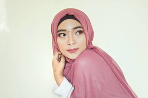 Don't look at fear as a fear. It's just the adrenaline rush you get when you're badass enough to make a change ✨

Because fierce pose need a quote for caption 👌 double click this photo to know the products I use. 
#ErnysJournalBlog
#ErnysJournalMakeup
#ClozetteID
#JogjaBloggirls
#IndonesianBeautyBlogger
#JogjaBeautyBlogger
#BeautyEnthusiast
#MakeupJunkie
#Makeup
