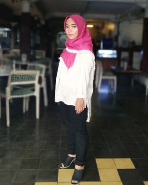 Pakai warna pink jadi inget masa-masa akhir SMA sampai awal kuliah. Banyak baju dan jilbab warna pink, berbeda dengan sekarang. Warna-warna di lemari mostly monokrom (hitam-abu-putih) dan cokelat. Faktor usia mempengaruhi selera pada warna ya ternyata hehe. #ErnysJournalDaily#ClozetteID #Hijab#HOTD #OOTD