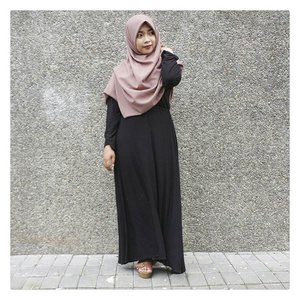 Dan ternyata, pose ala #ootd lebih sulit ketimbang motretin temen ootd an 😂 apalagi bagi si tubuh petite bentuk pear macam aku 😂 Have you read my latest blogpost? Click the link on bio 🙆______________________________#indonesianblogger#bloggerperempuan#lifestyleblogger#hijabfashion#ootd#ootdhijab#ggrep#ootdindo #ootdyk#fashion#Clozette#Clozetteid