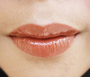 Dare to be glow 💛

Mix @f2f.cosmetics shade Indonesian Beauty & @eminacosmetics Chocolave, finish with lip gloss. 💋

#ErnysJournalBlog 
#ErnysJournalBeauty 
#lipswatch 
#lipcream
#LipsOfTheDay
#LOTD
#ClozetteID
#Makeup
#lipgloss