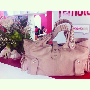 Day 4: #thursdaybag Chloe Silverado bag. Love the dusty pink color! #fdinstachallenge #fashionesedaily