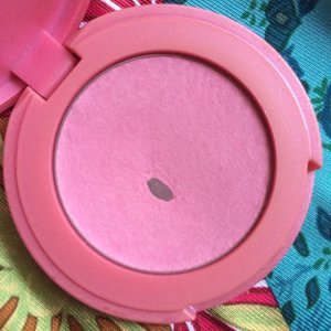 Day 10 of #30blush and it's another cool pink blush. Why do I need so many cool pink blush? No I don't need them, I just want to have them all! It's #Tarte Amazonian Clay #Blush in Dollface. Pretty cool pink with matte finish that isn't too chalky.

#makeup #makeupaddict #blushfiend #fdbeauty #clozetteid