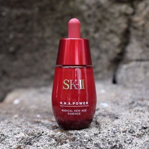 If SK-II is your thing or you're looking for a Niacinamide serum that will give you that glow from within skin, check out my review on this @skii R.N.A. Power Essence. 
#skii #skiirnapower #skiirnapoweressense #niacinamide #fdbeauty #clozetteid #skincare #skincarelover #beautycommunity #beautybloggers #beautyblogger #skincareblogger #bblogger #bbloggers #serum #essence #japaneseskincare #asianskincare