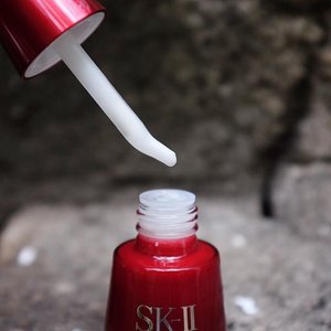 Incorporating this @skii RNA Power Essence into my #skincarearsenal. It's loaded with niacinamide which my skin loves! It immediately makes my skin appear more radiant. Especially after giving my skin a break this bottle works even better.

#skii #skincare #skincareaddict #skiirna #fdbeauty #clozetteid