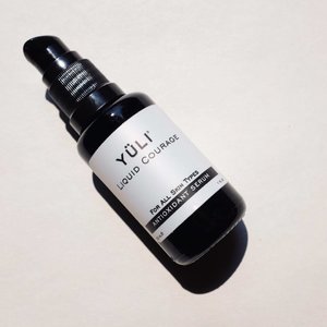 Currently another hero in my #skincarearsenal. @yuliskincare Liquid Courage is an oil form antioxidant serum. It's packed with poweful ingredient and I can truly feel how potent it is. It's even better than Antipodes Worship and Grown Alchemist Detox Serum, which both are great for maintenance.This one is great if you want more than maintenance. If you want better texture for your skin despite all the stress and pollution that create problems to your skin.I prefer to use it at night cause it's one of those thicker oil. Also, I can't use it without diluting it first with thermal water spray or toner. You can also apply it on damp skin. It's however quite pricey compared to other antioxidant serums I've tried. I wonder how the Antipodes Chia & Kiwi Seed Superfood Serum will wage against this.
