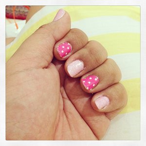 How to spend your holiday. paint your nails pretty #notd #fashionesedaily #polkadots