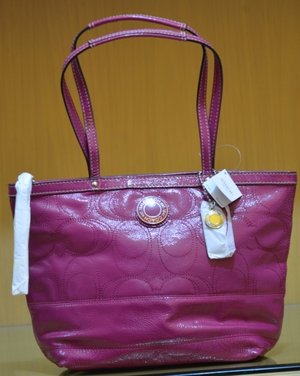 Coach tote patent leather magenta <3