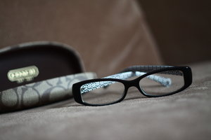 Coach frame with progressive prescription lens
Suka krn modelnya minimalis....
Ini kacamata rabun dekat-rabun jauh :P
