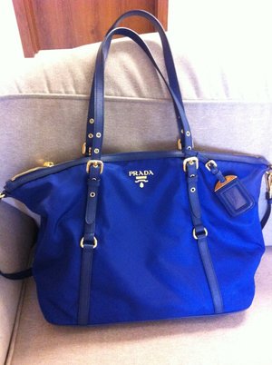 A versatile everyday bag with a bluette vibe: tessuto saffiano br4253