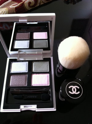 Suqqu blend color eyeshadow EX-12 Hisuidama and Chanel Les Beiges retractable kabuki brush