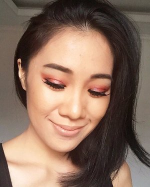 Coba ngikutin makeup nya @selenagomez di AMA 2015 kemarin. Ternyata lucu juga pake eyeshadow merah, ga keliatan serem 😛 #selenagomezmakeup #redeyeshadow #motd #ClozetteID #clozettedaily #beautyblogger #beautybloggerindonesia