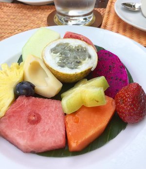 Good morning!! I might need to start to have a healthier breakfast like this 😁
Don't forget to smile! Happy hump day!
.
.
.
#happyhumpday #tropicalfruits #colorful #healthy #clozetteid #breakfast