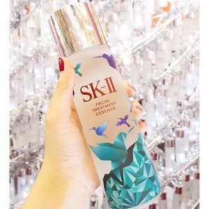 Still cannot move on from this gorgeous bottle. Definitely goes into my #xmasgifts wishlist. 
Check out my blog to find out what SK-II has for this festive season (link is on bio).
🎄🎄🎄
#beauty #beautyblogger #beautybloggerid #skii #skincare #beautyevent #instabeauty #igbeauty #instadaily #bloggerlife #like4like #changedestiny #clozetteid #fdbeauty