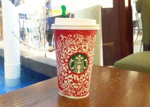 My first red cup aka Toffee Nut Latte of 2016 ❤❤❤It means holiday is coming!! Yeaaaayyy!! 😄😄 #starbucks #starbucksindonesia #toffeenutlatte #favorite #happy #grateful #clozetteid