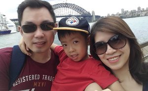 Wefie timeee!The sun is scorching hot today and no more cool breeze like yesterday. Strolling around the Sydney Opera House area today.#poshplushtravel #sydney #australia #sydneyharbourbridge #jalanjalan #familytime #wefie #clozetteid #instatravel