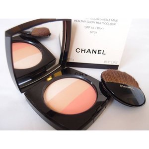 An opened look of the Chanel Les Beiges Multi Colour No 01 from the previous pic. Isn't it precious?? 😍😍
I was a bit late to get this powder,hesitating at first whether to get it or not. When I decided to purchase it, it was sold out! But I managed to get my hands on it from an online shop (with a lil higher price from the counter though) and I'm glad that I bought it 😊

I usually apply it whenever I don't want to put on blush on my cheeks. I will swipe my brush on the pink section first,tap it on my cheeks,then swirl the brush on all section then dust it all over my face for a wonderful glow. The result is different from Guerlain Meteorites. This powder gives sheen finish and meteorites gives pearly finish. 
Skipping the Mariniere powder this year because I thought its similar to this one.
#beauty #chanel #lesbeiges #beautytalk #makeuptalk #makeupplay #beautyblogger #beautybloggerid #clozette #clozetteid #fdbeauty #makeupmania